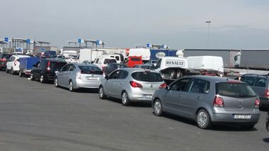 Mii de români care pleacă din ţară în minivacanţă au aglomerat vămile de la graniţa cu Ungaria. La Nădlac II se aşteaptă peste o oră pentru ieşirea din ţară
