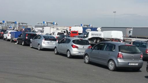 Mii de români care pleacă din ţară în minivacanţă au aglomerat vămile de la graniţa cu Ungaria. La Nădlac II se aşteaptă peste o oră pentru ieşirea din ţară