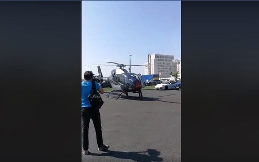 Imagini cu tineri aduşi cu elicopterul la un club din Mamaia, devenite virale pe internet; trecători în pericol din cauza panourilor luate de curent când elicopterul a zburat prea aproape de sol şi aproape a ratat aterizarea. VIDEO