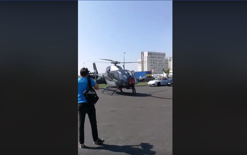 Imagini cu tineri aduşi cu elicopterul la un club din Mamaia, devenite virale pe internet; trecători în pericol din cauza panourilor luate de curent când elicopterul a zburat prea aproape de sol şi aproape a ratat aterizarea. VIDEO