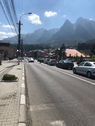 Trafic aglomerat pe Valea Prahovei, unde se circulă în coloană pe unele segmente de drum, cu viteză redusă