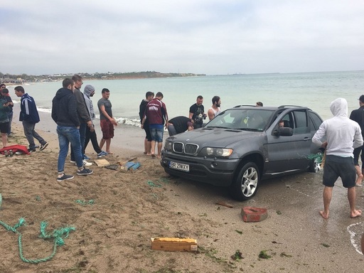 Un şofer care a rămas blocat cu maşina în mare la Vama Veche va primi o amendă între 10 şi 20 de mii de lei VIDEO