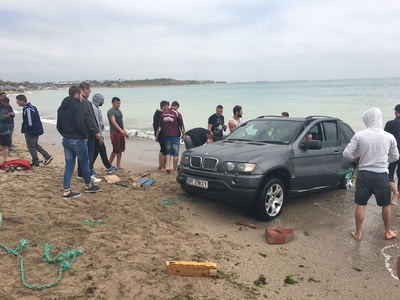 Şoferul care a rămas blocat cu maşina pe plaja din Vama Veche este din Bucureşti şi a fost amendat cu 10.000 de lei

