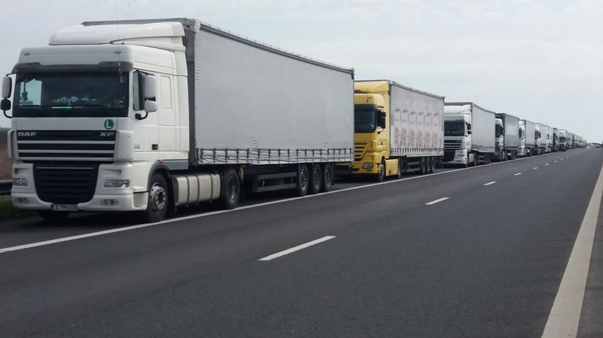 Coloane de camioane la ieşirea din ţară prin principalele vămi de la graniţa cu Ungaria; la Nădlac II, camioanele aşteaptă peste cinci ore