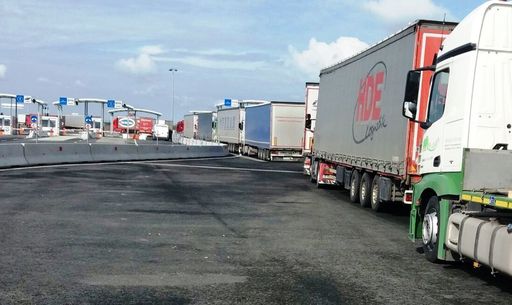 Poliţia de Frontieră: Sistemul informatic vamal nu funcţionează, aspect care influenţează în mod evident timpul alocat controlului pentru autovehiculele de mare tonaj