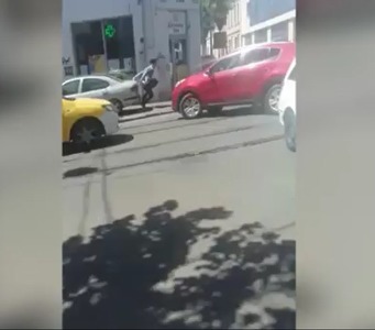 Tânăr lovit intenţionat cu maşina pe o trecere de pietoni din Capitală pentru că ar fi traversat prea încet. Ce spune şoferul, care este cercetat pentru tentativă de omor. VIDEO