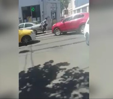 Şoferul care a lovit intenţionat cu maşina un tânăr pe o trecere de pietoni din Capitală susţine că băiatul a stat câteva minute cu mâinile pe capota maşinii şi că a încercat să îl determine să plece