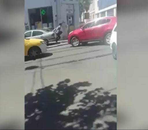 Şoferul care a lovit intenţionat cu maşina un tânăr pe o trecere de pietoni din Capitală susţine că băiatul a stat câteva minute cu mâinile pe capota maşinii şi că a încercat să îl determine să plece