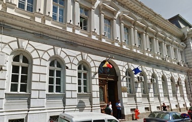Prefectura Arad le cere jurnaliştilor să trimită în avans, în scris, întrebările pentru ministrul Mediului, motivând ”operativitate şi eficienţă”; Graţiela Gavrilescu merge să discute despre ”criza gunoaielor” 