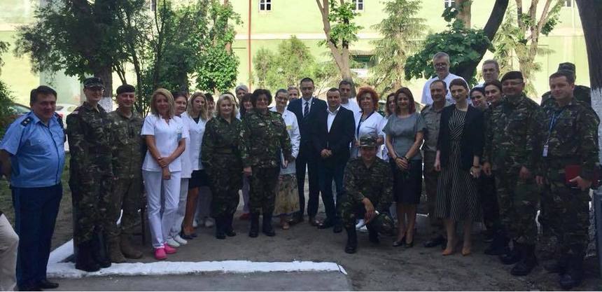 Ministrul Apărării a vizitat Spitalul Militar Timişoara şi a promis că vor fi alocaţi bani pentru reabilitarea clădirii şi pentru aparatură medicală