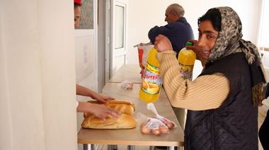 Buzău. Un consilier local propune ca asistaţii social să fie scoşi la muncă în folosul comunităţii, iar dacă refuză să lucreze să nu mai primească alimente de la Cantina de Ajutor Social