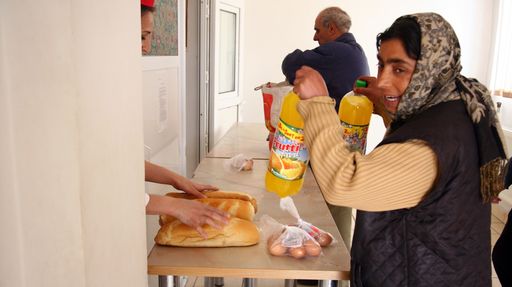 Buzău. Un consilier local propune ca asistaţii social să fie scoşi la muncă în folosul comunităţii, iar dacă refuză să lucreze să nu mai primească alimente de la Cantina de Ajutor Social
