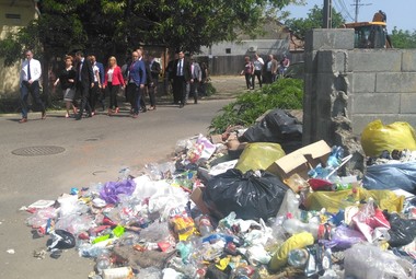 Ministrul Mediului a decis să trimită Corpul de control la Arad, pentru a stabili în ce măsură autorităţile locale au gestionat corect "criza gunoaielor". FOTO