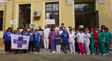 Grevă de avertisment în Sănătate: Oamenii reclamă scăderea considerabilă a veniturilor odată cu plafonarea sporurilor: "Mincinoşii! Mincinoşii!", "Vrem salarii decente".  "Noi muncim şi voi furaţi". Liderii, la discuţii la MS -  FOTO/ VIDEO