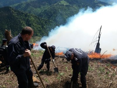 IGSU: Intervenţii complexe ale pompierilor pentru stingerea unor incendii în zone montane din judeţele Braşov şi Maramureş. FOTO/ VIDEO