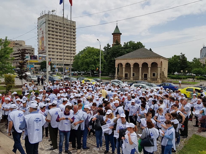 Iaşi: 300 de angajaţi din învăţământul preuniversitar au protestat în faţa Prefecturii - FOTO