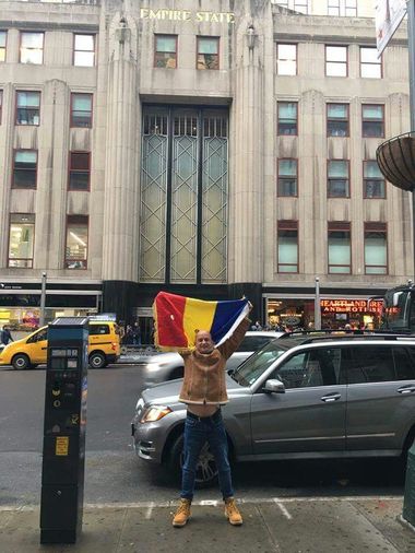Internautul din Galaţi care a pierdut pariul cu Liviu Dragnea, postare pe Facebook din faţa Empire State Building; întrebat dacă revine în ţară, răspunde: ”Nu cred”