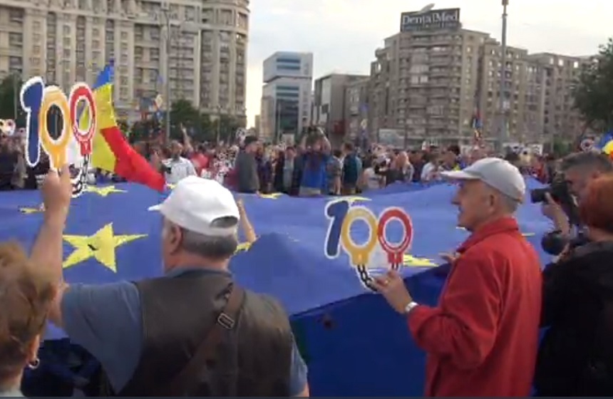 UPDATE Aproximativ 5000 de persoane au protestat în Piaţa Victoriei, cerând demisia Guvernului. Au fost manifestaţii şi în Sibiu, Cluj, Iaşi, Timişoara şi Braşov. Mesajul lui Iohannis pentru manifestanţi. VIDEO