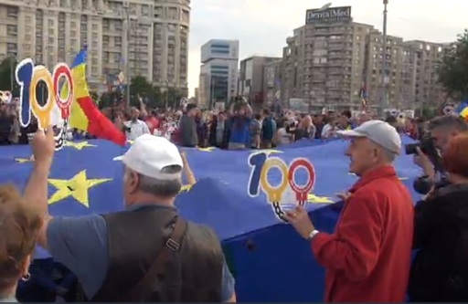 În timpul protestului din Piaţa Victoriei, jandarmii au dus şase persoane la poliţie, care au fost amendate cu 9.100 de lei