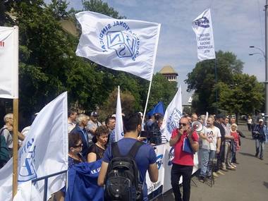 Peste o sută de sindicalişti din industria de apărare pichetează sediul Guvernului: ”Noi am muncit, voi nu ne-aţi plătit”. FOTO