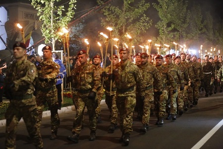 400 de militari din cinci ţări au defilat cu torţe aprinse pe străzile oraşului Buzău, în deschiderea manifestărilor pilejuite de Ziua Eroilor şi de Centenarul Marii Uniri - VIDEO, FOTO
