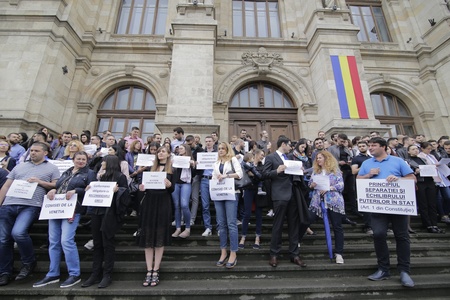 UPDATE- Aproximativ 100 de magistraţi au protestat în tăcere pe treptele Curţii de Apel din Bucureşti faţă de modificările legilor justiţiei - FOTO/VIDEO