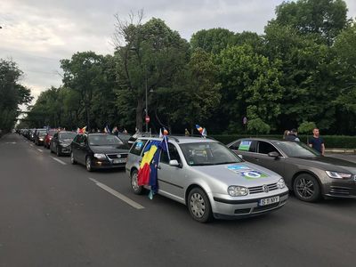 Protestatarii din judeţele Moldovei care au plecat cu maşinile în coloană de la Iaşi au manifestat în Piaţa Victoriei
