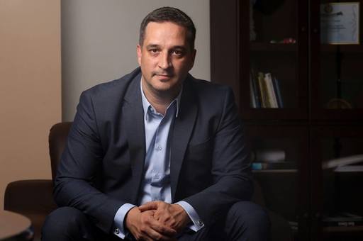 Paul Anghel (ANPC), despre produsele de tip fast-food: Asiguraţi-vă că vânzătorul este echipat corespunzător, cu mănuşi curate şi bonetă, verificaţi eticheta, preţul şi integritatea ambalajului