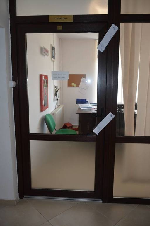 Angajaţii Primăriei Borşa au intrat în grevă pe o perioadă nedeterminată, după ce mai multe birouri au fost percheziţionate în căutarea unor documente