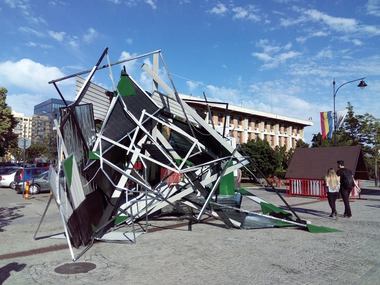Val de critici la adresa Primăriei Iaşi după amplasarea în centrul oraşului a unei ciudate creaţii artistice ”cu puternice influenţe dadaiste“ pentru care s-au plătit peste 71.000 de lei