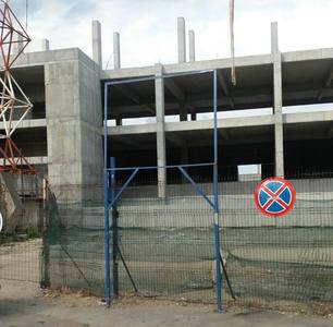 Panoul pe care era trecut termenul depăşit pentru finalizarea Stadionului UTA, demontat de constructor după ce arădenii au criticat întârzierile. FOTO