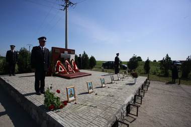 Paisprezece ani de la explozia unui camion cu azotat de amoniu la Mihăileşti. Pompier supravieţuitor: Vin aici cu durere în suflet şi cu o rană adâncă, pentru a-mi comemora colegii cu care am împărţit o pâine. FOTO