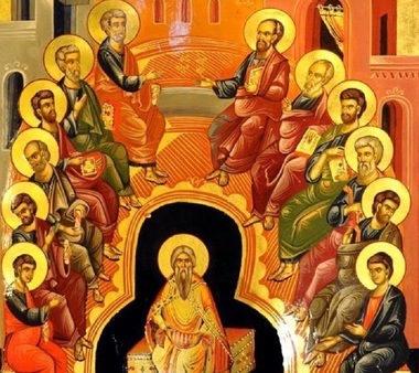 Ortodocşii sărbătoresc duminică şi luni Rusaliile sau Pogorârea Duhului Sfânt, una dintre cele mai vechi sărbători. Casele sunt împodobite cu frunze sfinţite de tei sau nuc pentru ca oamenii să fie feriţi de rele