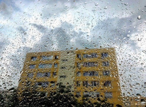 Vremea în weekend va fi caldă, dar instabilă, cu ploi în toată ţara