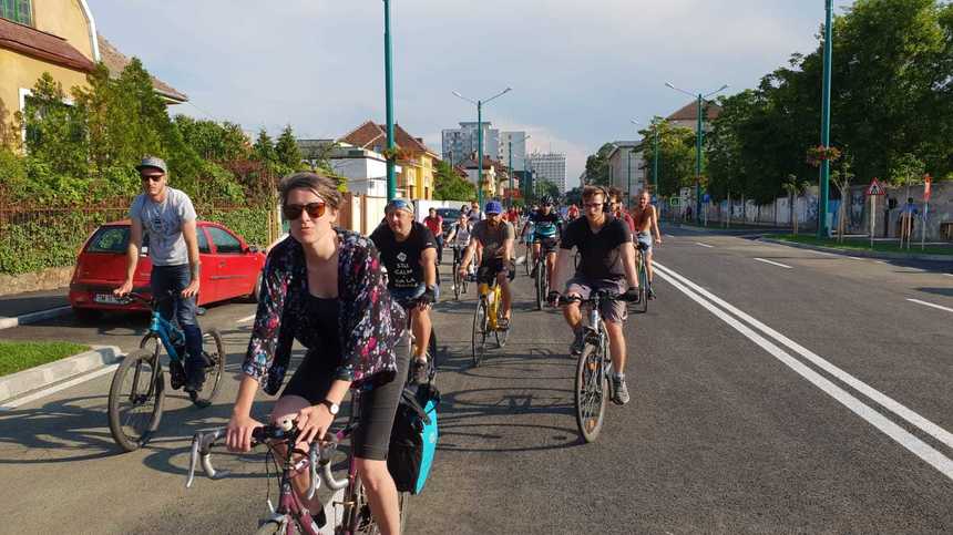 Zeci de biciclişti din Timişoara au protestat faţă de pistele înguste de pe o stradă proaspăt reabilitată