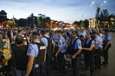 UPDATE Protest în Piaţa Victoriei din Capitală, după ce CCR a cerut preşedintelui să o revoce pe şefa DNA. Comandantul Jandarmeriei către protestatari: Suntem singura ţară din Europa în care dumneavoastră manifestaţi aşa. FOTO, VIDEO