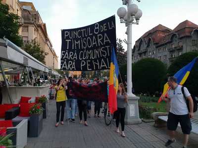 Protest cu aproximativ 400 de persoane la Timişoara, după ce Curtea Constituţională a cerut preşedintelui să o revoce pe şefa DNA - FOTO

