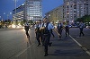 Comandantul Jandarmeriei, în Piaţa Victoriei, către protestatari: Suntem singura ţară din Europa în care dumneavoastră manifestaţi aşa. Manifestanţi: Când opriţi ordinul de la Carmen Dan să ne amendaţi? Este normal să fim vânaţi aşa?