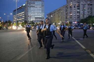 Comandantul Jandarmeriei, în Piaţa Victoriei, către protestatari: Suntem singura ţară din Europa în care dumneavoastră manifestaţi aşa. Manifestanţi: Când opriţi ordinul de la Carmen Dan să ne amendaţi? Este normal să fim vânaţi aşa?