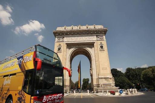Linia turistică a RATB va fi relansată de vineri; patru autobuze double-decker vor circula zilnic, la intervale de 20-25 de minute, între Piaţa Presei şi Piaţa Unirii