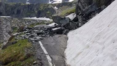 Zăpadă pe Transfăgăraşan - drumarii lucrează la eliberarea drumului. VIDEO