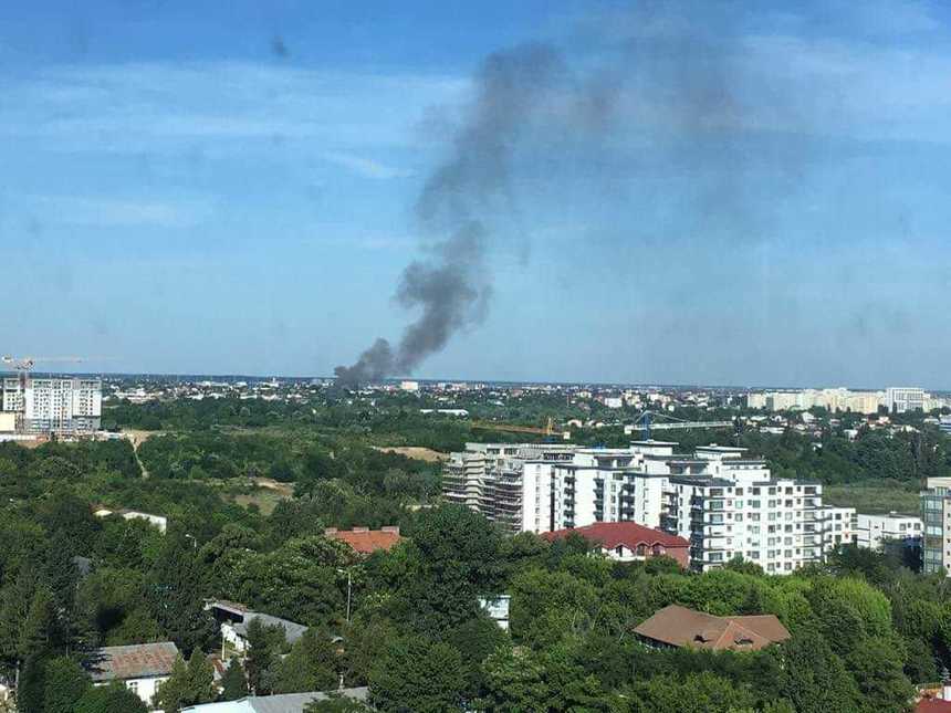 UPDATE Incendiu în Capitală: Ard mai multe locuinţe şi anexe, iar pompierii intervin cu 17 autospeciale. FOTO/ VIDEO