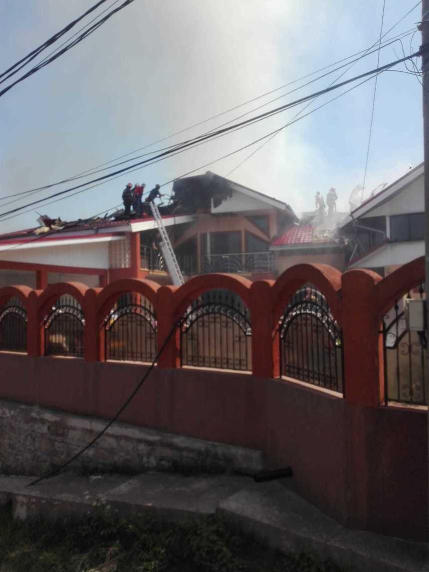 Vrancea: Puternic incendiu în localitatea Tulnici, fiind afectate patru gospădării; zeci de pompieri şi voluntari intervin, pericolul de extindere fiind îndepărtat. FOTO