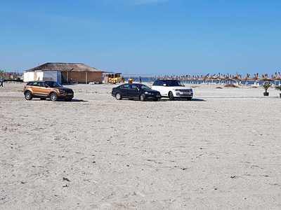 Doi şoferi au fost amendaţi cu câte 10.000 de lei după ce au intrat cu maşinile pe plaja din Mamaia