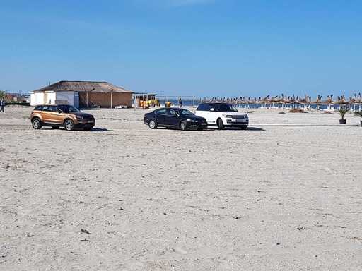 Doi şoferi au fost amendaţi cu câte 10.000 de lei după ce au intrat cu maşinile pe plaja din Mamaia
