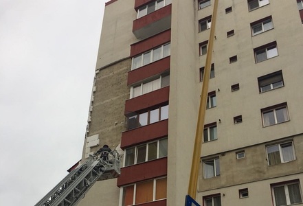 Izolaţie căzută între etajele patru şi şapte ale unui bloc cu zece etaje din Braşov; pompierii au fost solicitaţi şi pentru scoaterea apei din subsolurile unor blocuri. FOTO