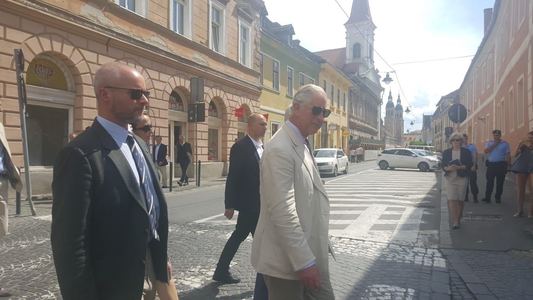 UPDATE - Prinţul Charles, în judeţul Sibiu: A vizitat Biserica fortificată din Biertan şi participă la repetiţia unei piese de teatru la Muzeul de Istorie. FOTO