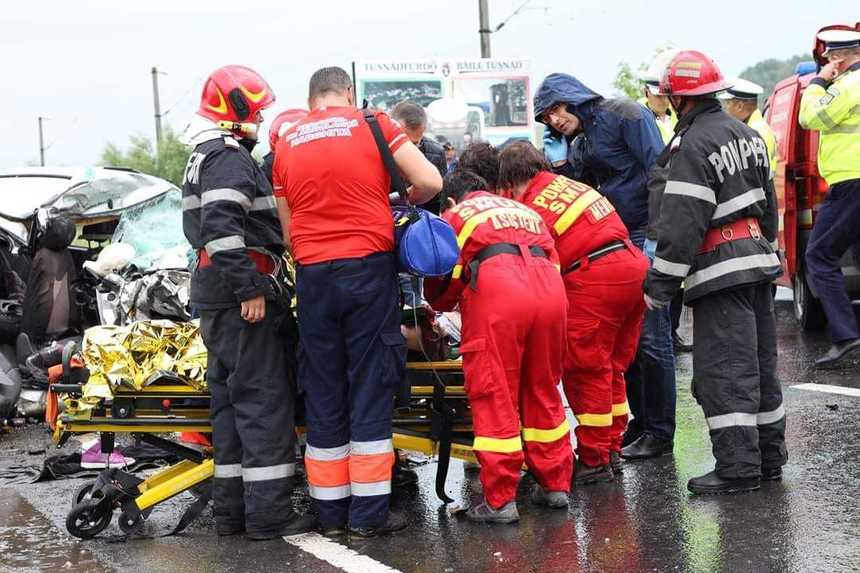 Harghita: Doi morţi şi 13 persoane rănite, bilanţul final al accidentului în care au fost implicate un autoturism şi un microbuz. FOTO