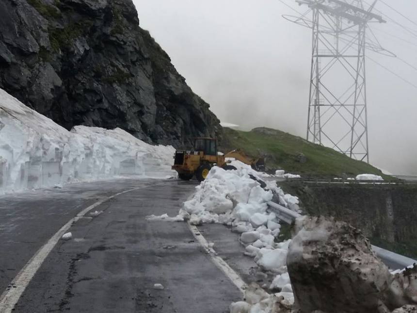 Zăpadă pe Transfăgărăşan – drumarii lucrează în continuare pentru eliberarea drumului - FOTO