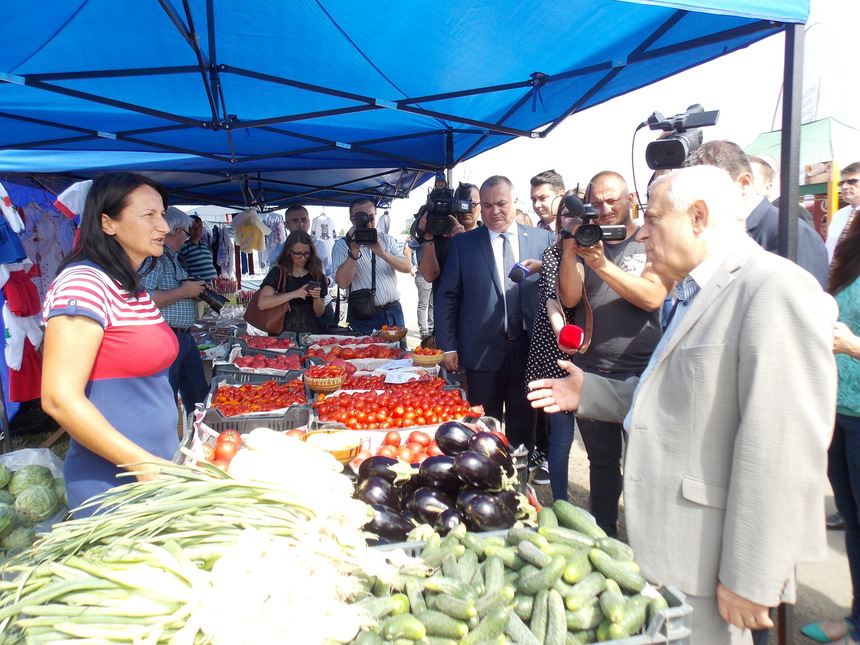 Ministrul Agriculturii, Petre Daea, primit cu pâine şi sare la expoziţia Banat Agralim de la Timişoara. Şi-a cumpărat roşii şi a vizitat fiecare stand